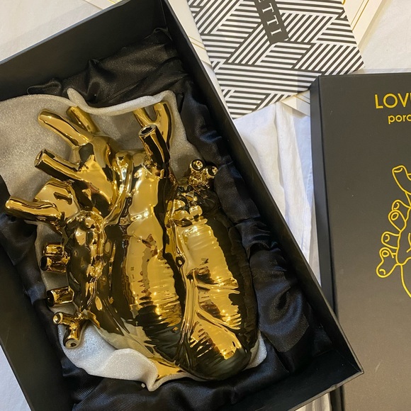 Love in Bloom Vase in Gold Edition - Picture 8 of 9